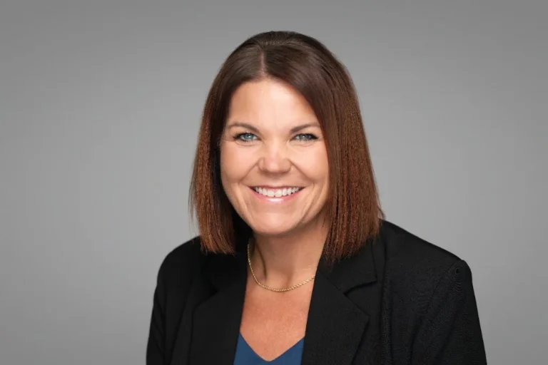 Smiling woman with brown hair, corporate team headshot – Creative Soul Studios
